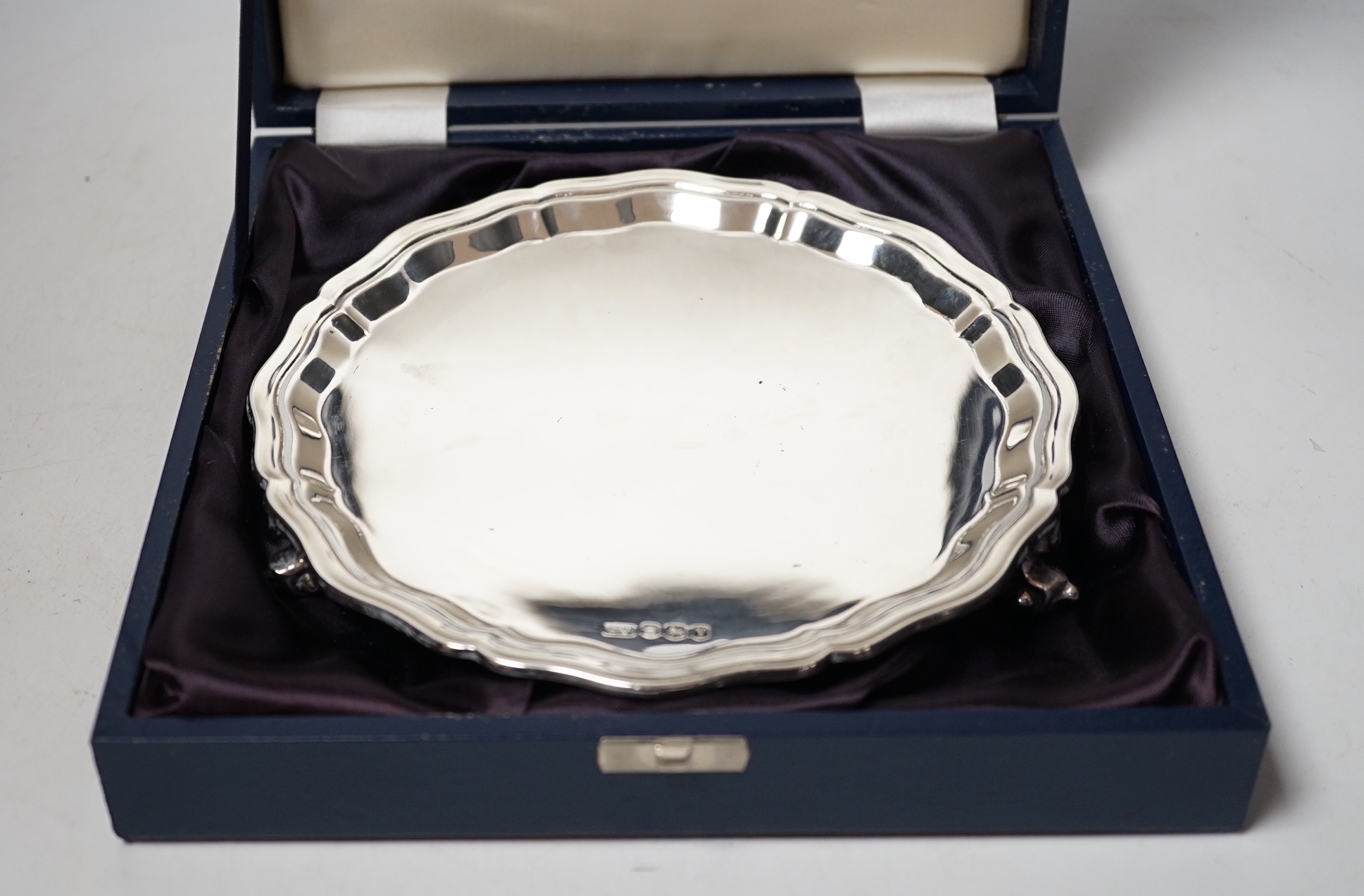 An Elizabeth II cased silver small salver, Viners Ltd, 1966, 20.3cm, 9.2oz.